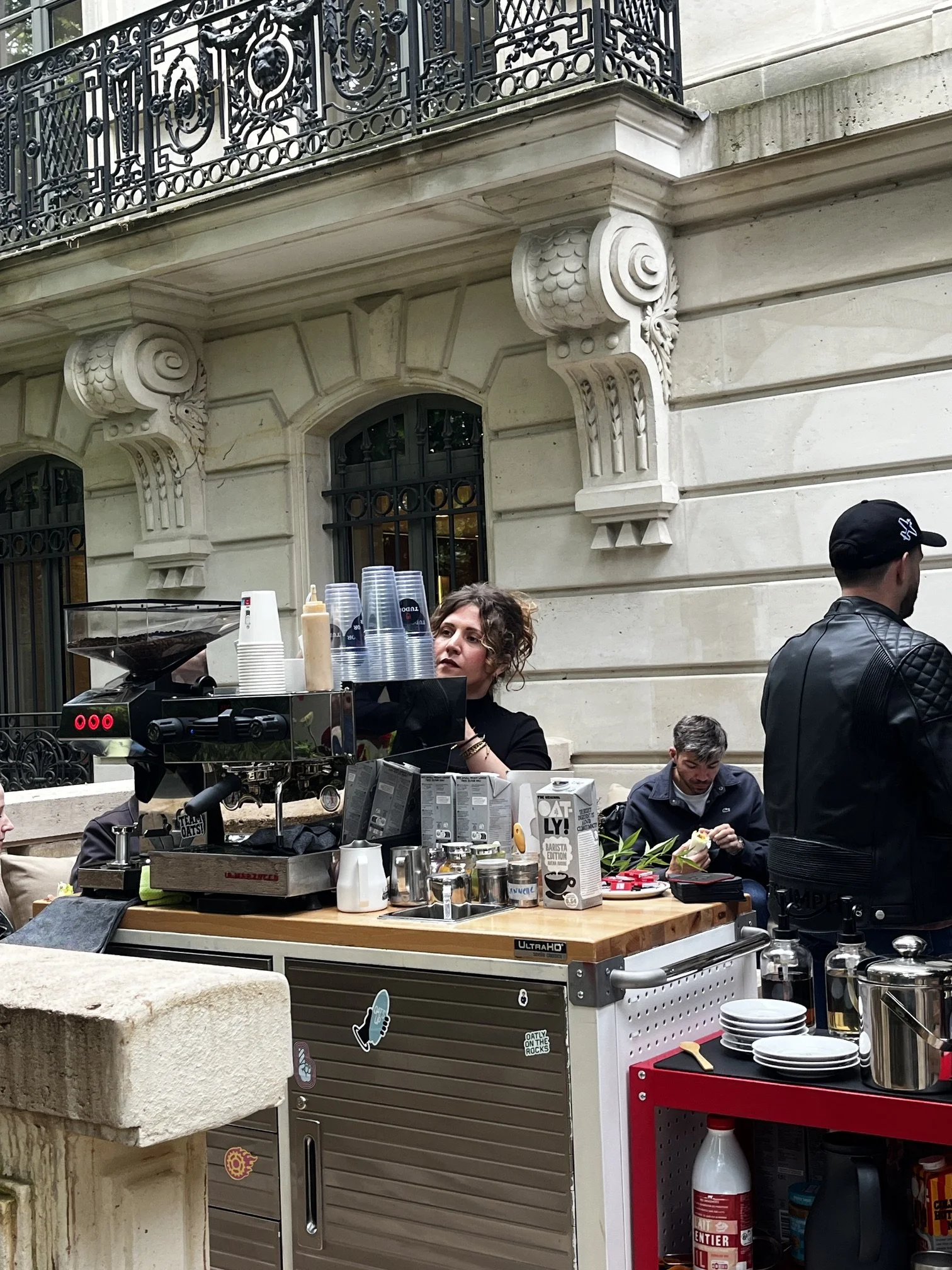 barista faisant du café en extérieur