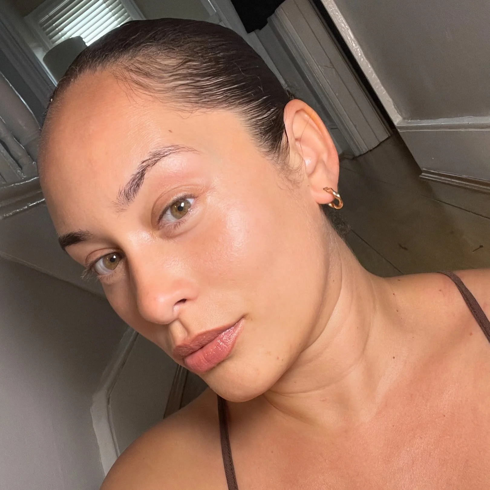 Zero face make up, just lip liner 💅🏽🎀

Demi may look au natural &amp; have glowy skin but it&rsquo;s because she has had Polynucleotides under her eyes and in her neck, plus skin booster Profhilo in her face. This combination works to help dehydra
