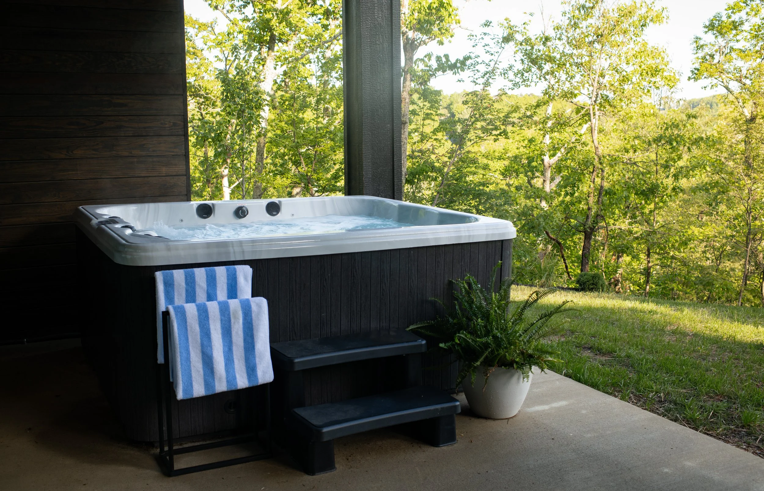Hot tub with massage jets 