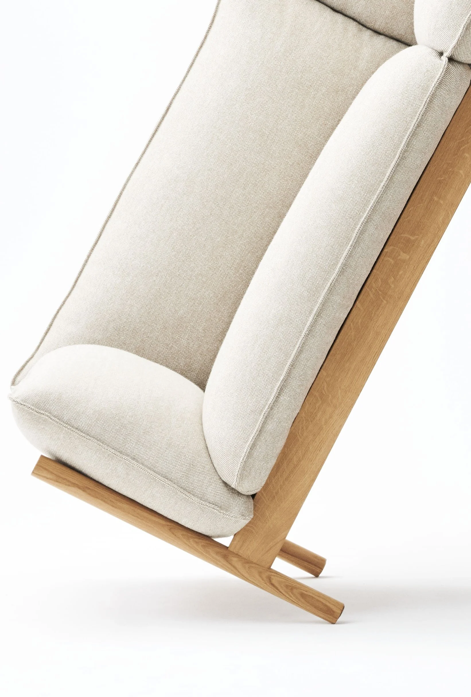 En komfortabel lenestol med beige stoff sette, trerammer i tre, og av islettet i en skygge av lysebrunt. Arbour Sofa for Hay av Andreas Engesvik og Daniel Rybakken