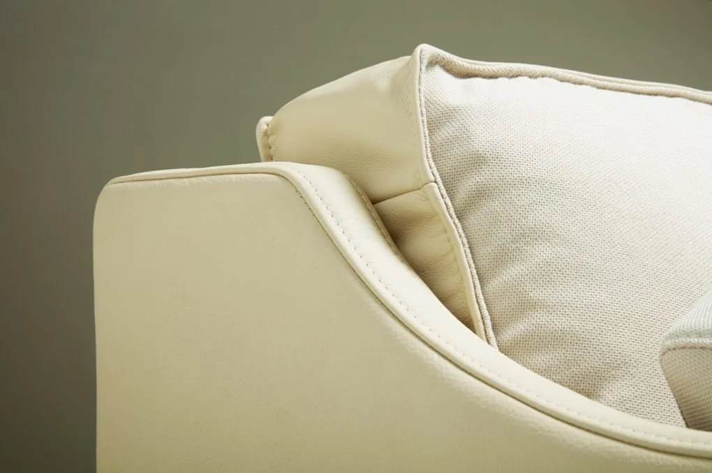 Nærbilde av en beige sofa med en pute. Dini sofa for Fogia tegnet av Andreas Engesvik