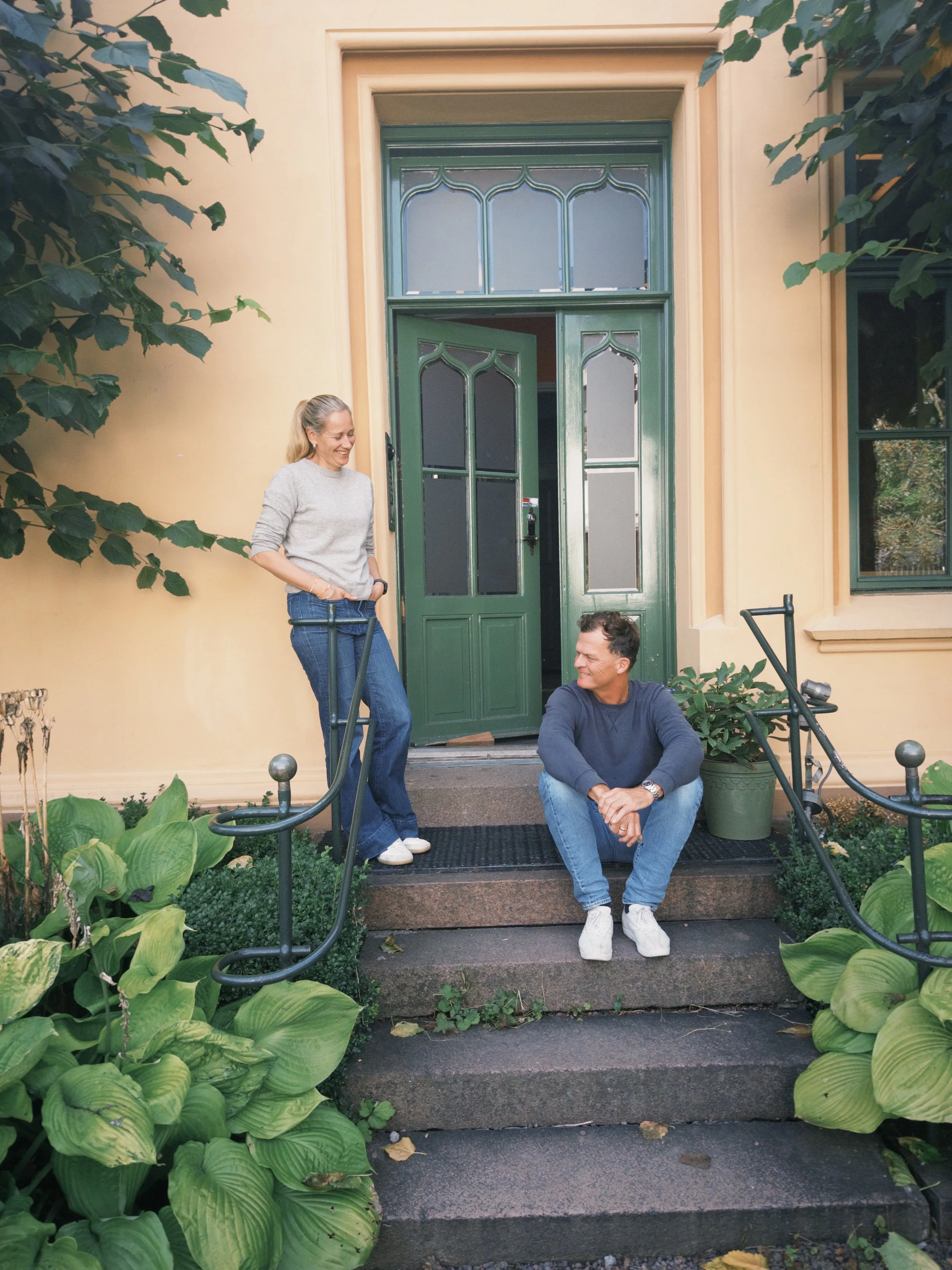 Andreas Engesvik og Jannicke Grung utenfor sitt studio Josefines gate 29 der de tegner møbler.