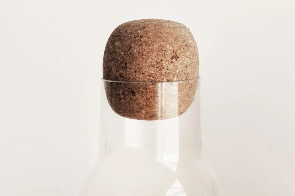 Corky for Muuto tegnet av Andreas Engesvik. En  glassflaske med kork av korkmaterial.