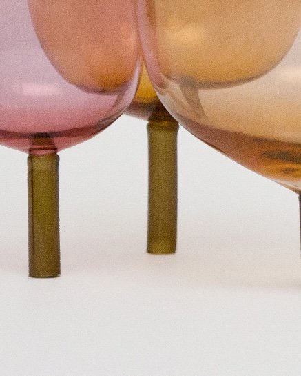 The Woods av Andreas Engesvik og Stokke Austad. Nærbilde av tre dekorative glass med metallben i ulike farger