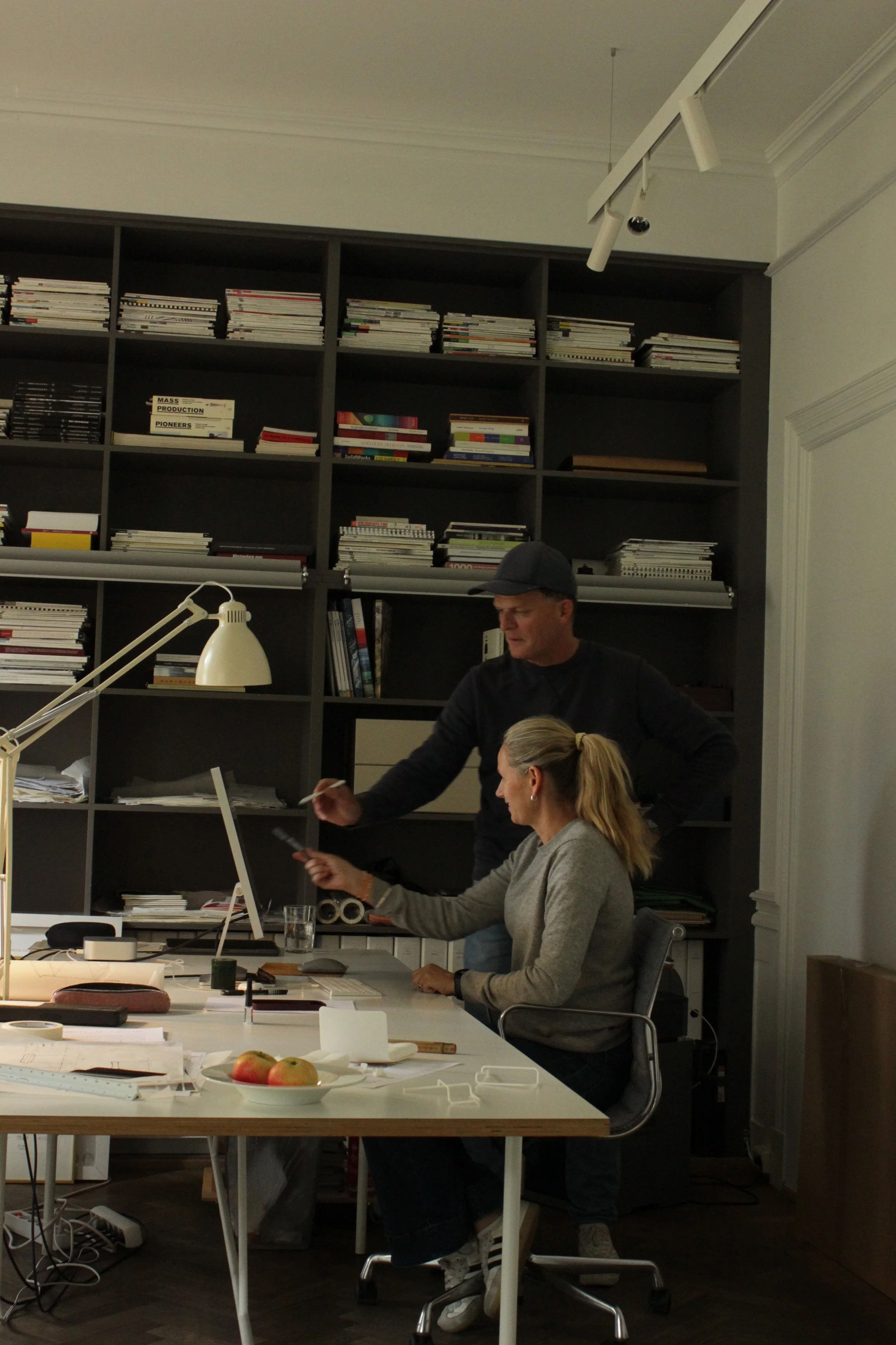Andreas Engesvik og Jannicke Grung i sitt studio Josefines gate 29 i Oslo der de tegner møbler.