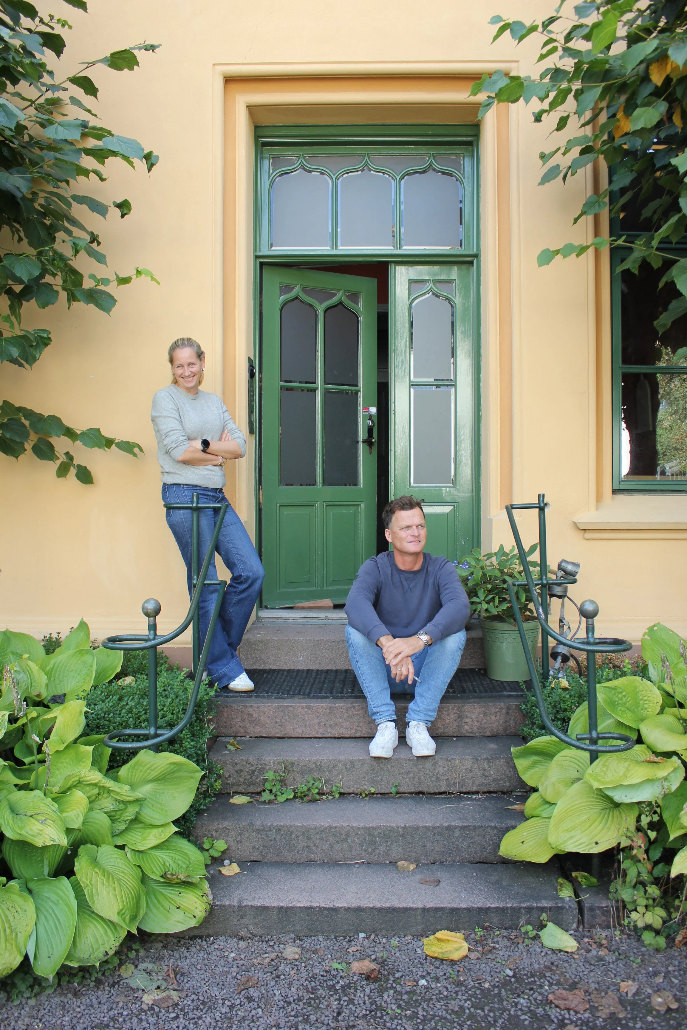 Andreas Engesvik og Jannicke Grung utenfor sitt studio Josefines gate 29 der de tegner møbler.