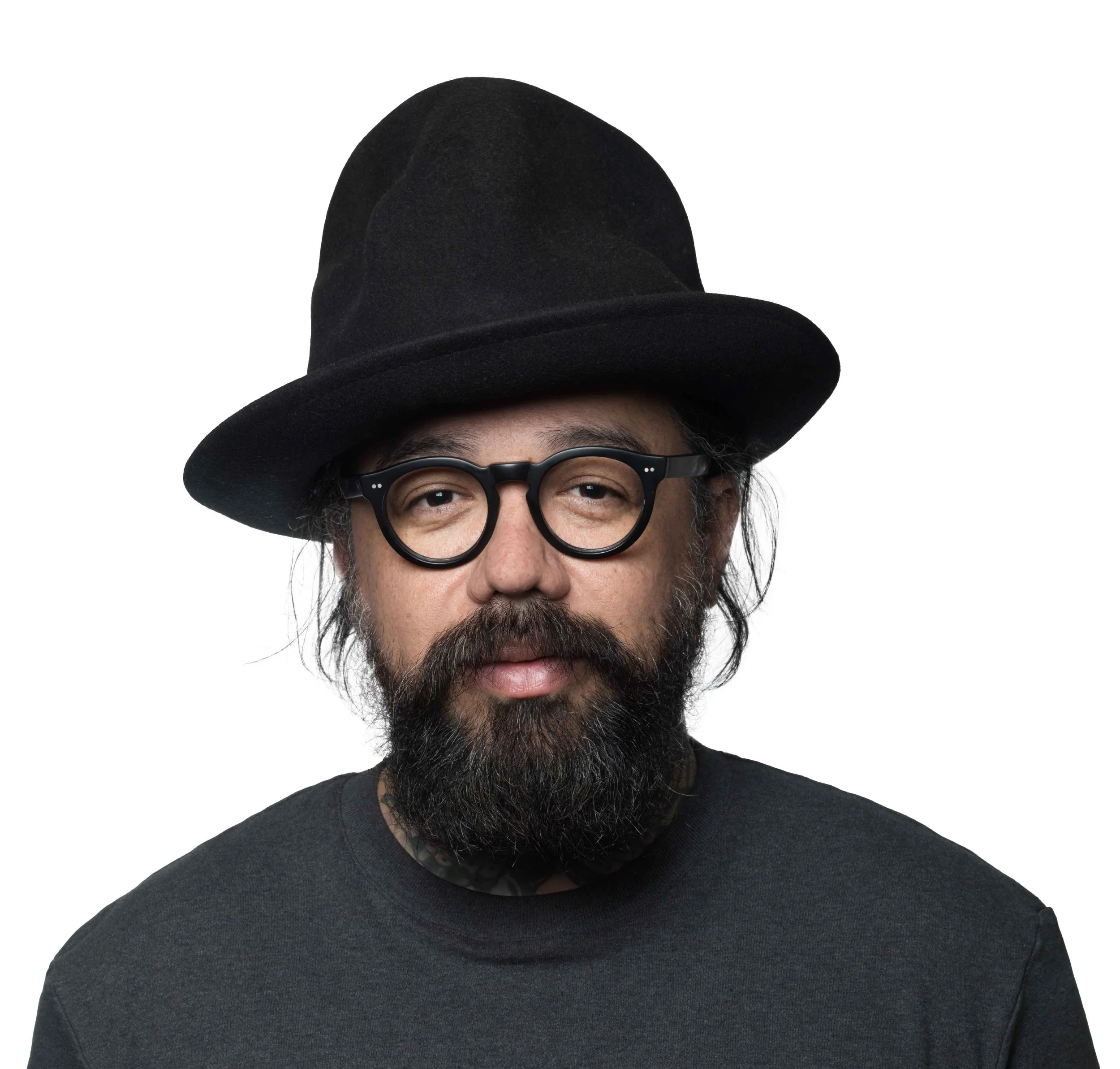 Homem com barba, óculos e chapéu preto