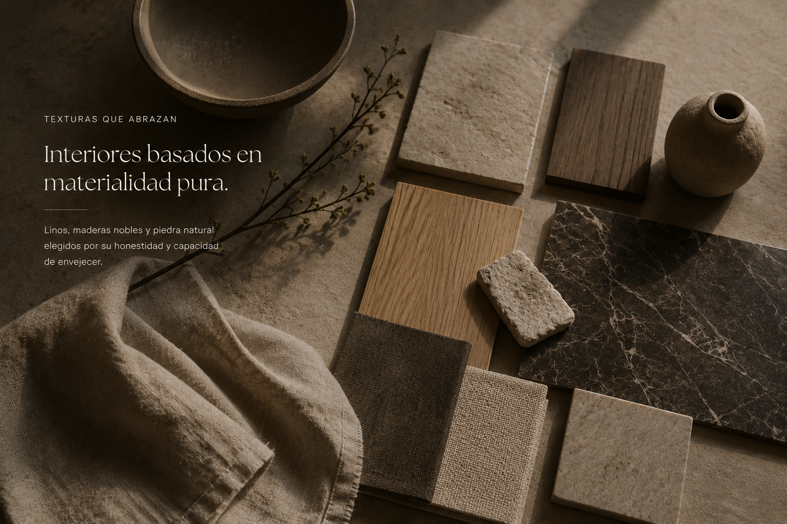 Muestras de materiales naturales y texturas en tonos neutros y terrosos, incluyendo madera, piedra y cerámica, dispuestas sobre una superficie.