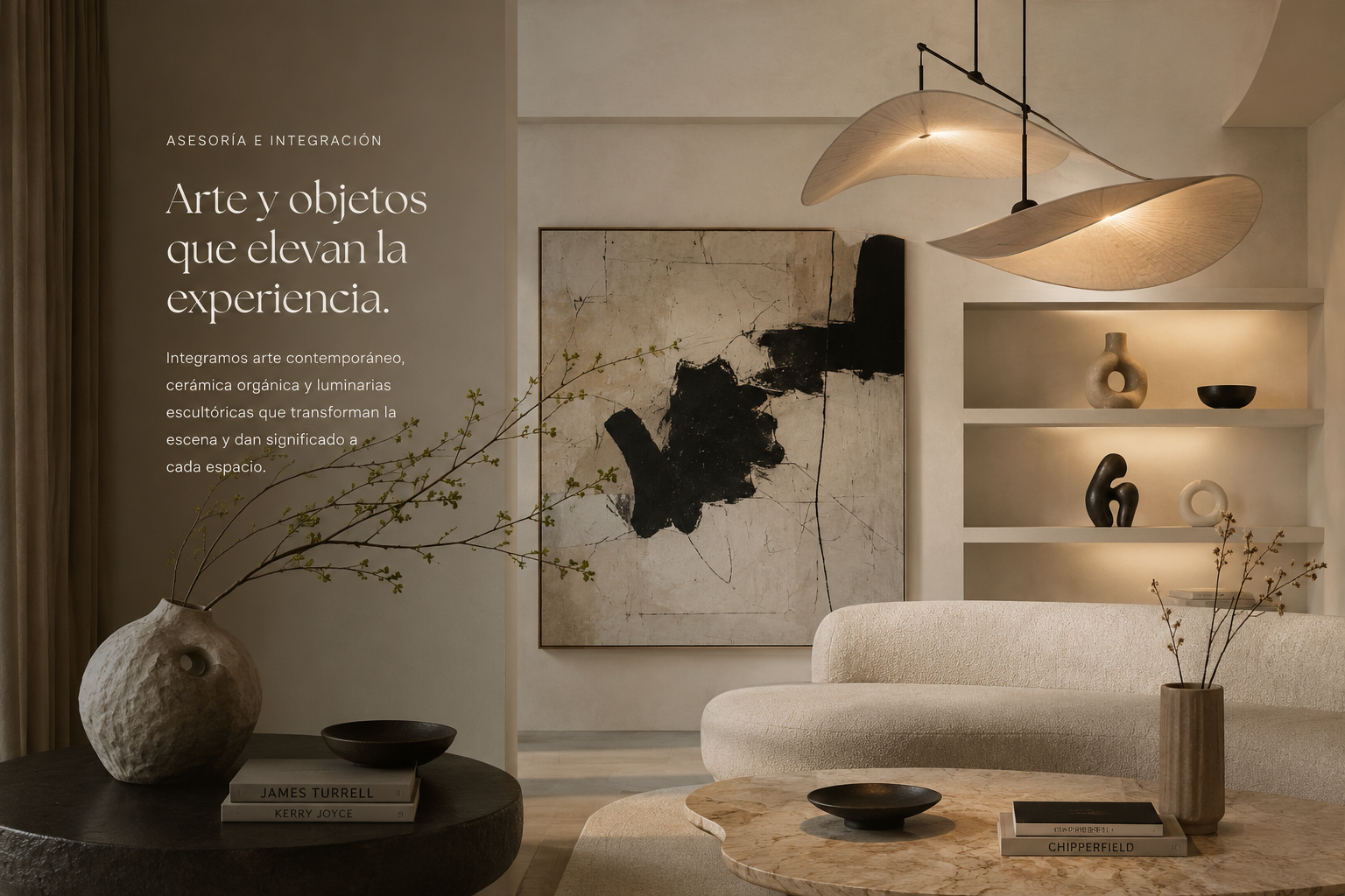 Interior de sala de estar con decoración moderna, una mesa de madera y flores en un jarrón, una pared con arte abstracto y estantería con objetos decorativos.