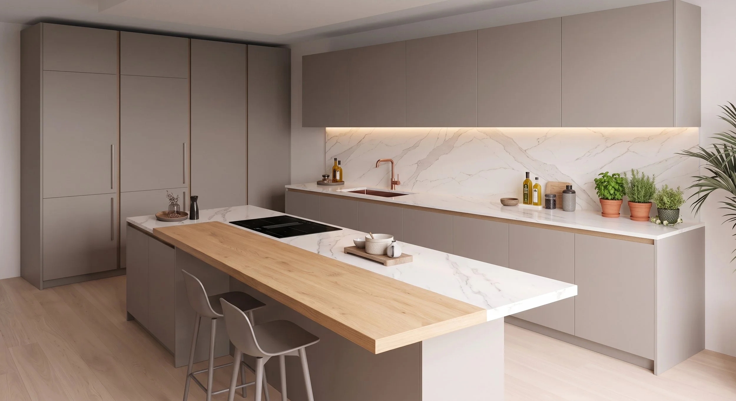 Cocina moderna con gabinetes gris claros, encimera y backsplash de mármol con vetas doradas, isla con estufa eléctrica, grifo de cobre y plantas decorativas en la encimera.