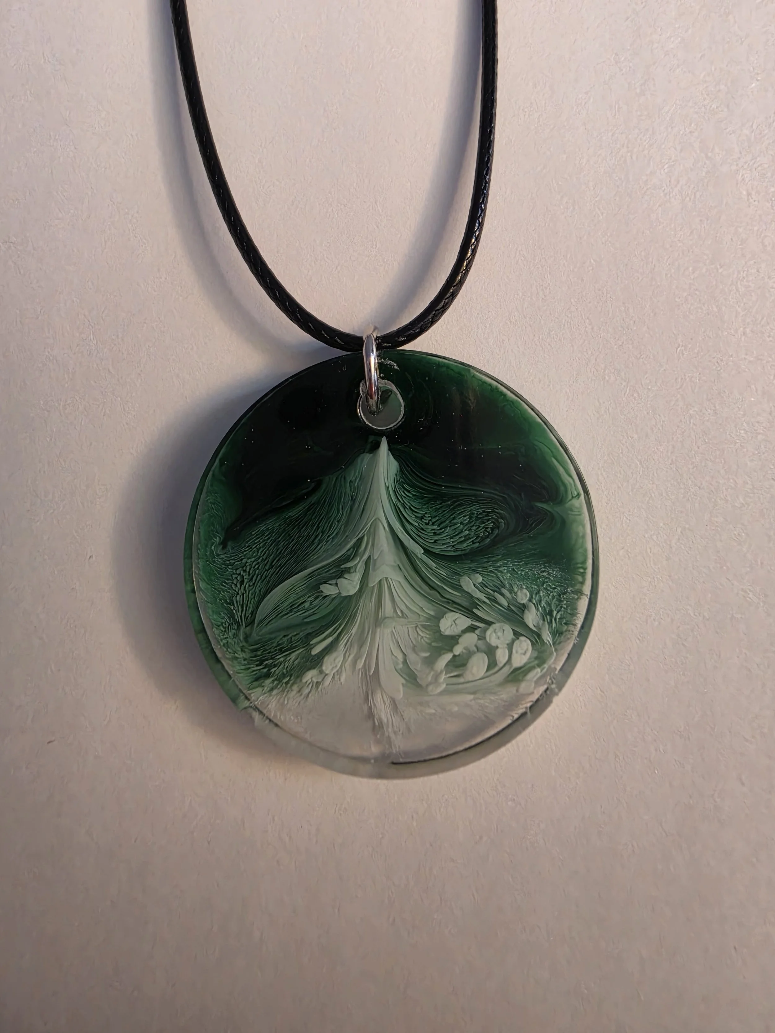 Green White Swirl Round Necklace