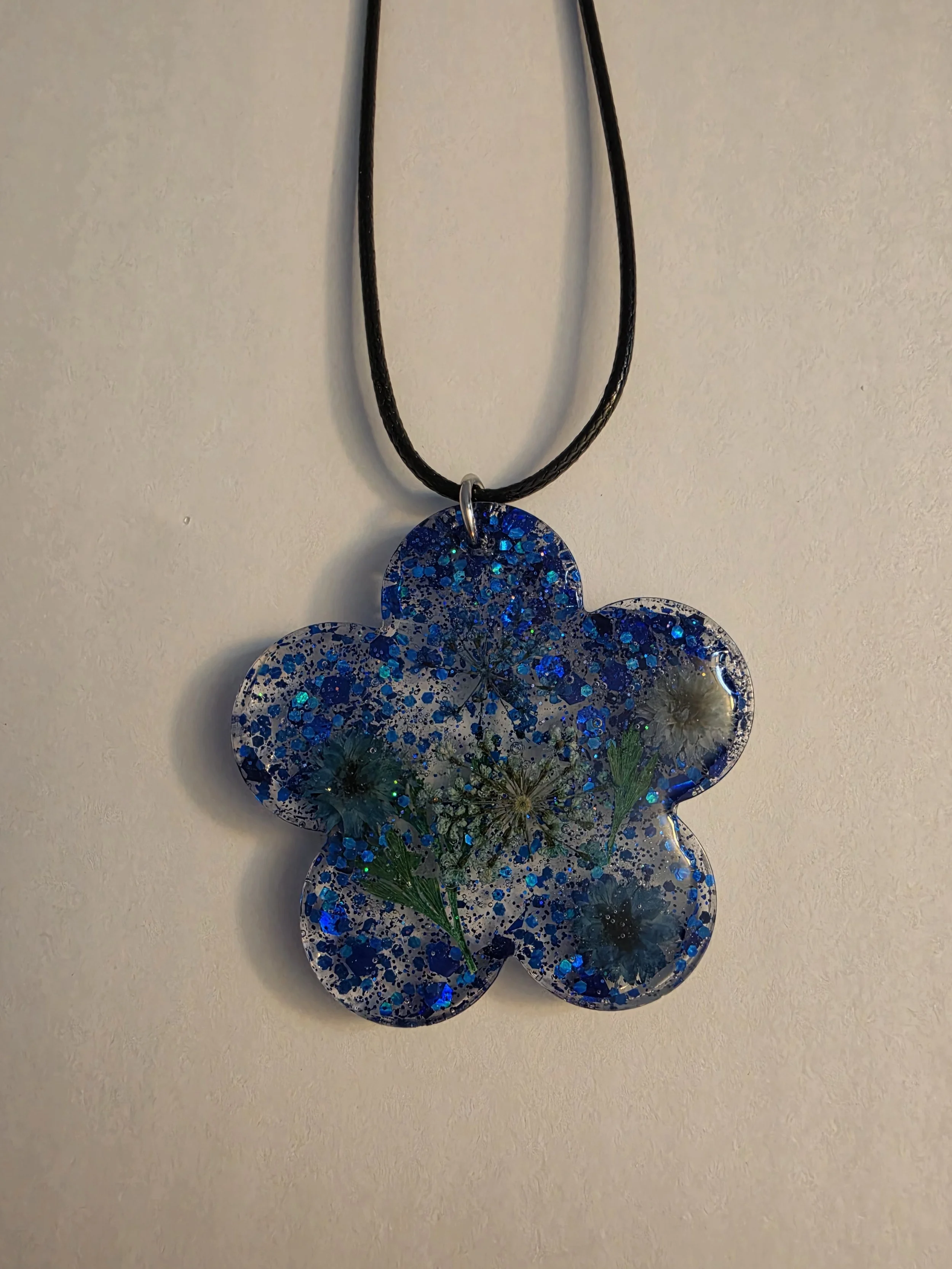 Clear Blue Glitter White Flower Necklace