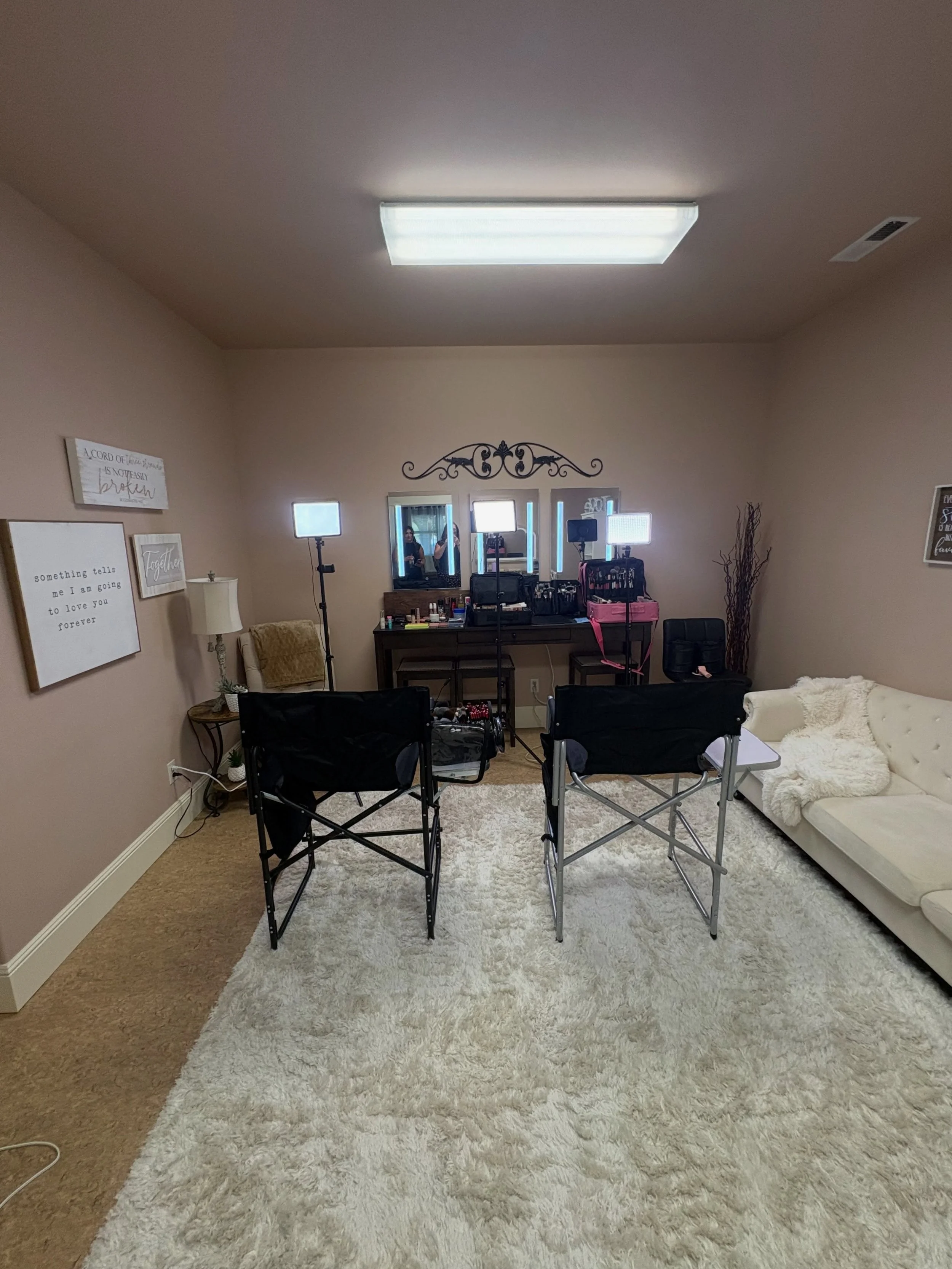 Gorgeous set up today! More pictures to come 🤍😍

#chelanbeautycollective

@glammedbyelicia