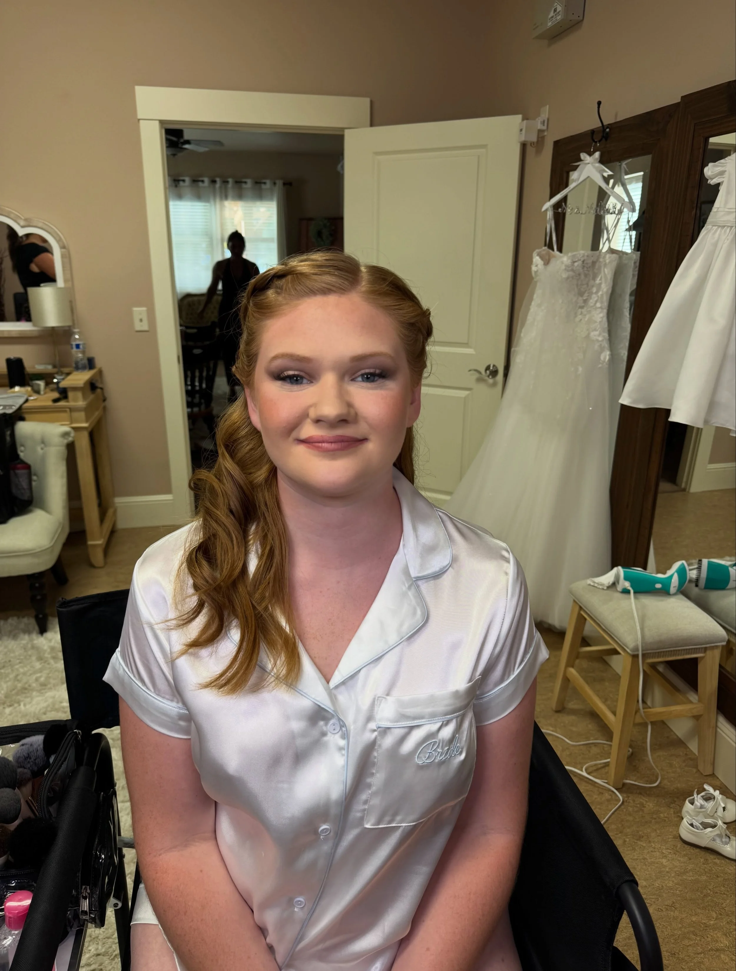 Beautiful bride, beautiful party, beautiful wedding 🤍💍👰&zwj;♀️

@glammedbyelicia and @chelanbeautycollective had the honor of glamming up this gorgeous family 😍😍

Venue: @mountainpinesmeadow 
Wedding coordinator: @northernlitesmobilebar