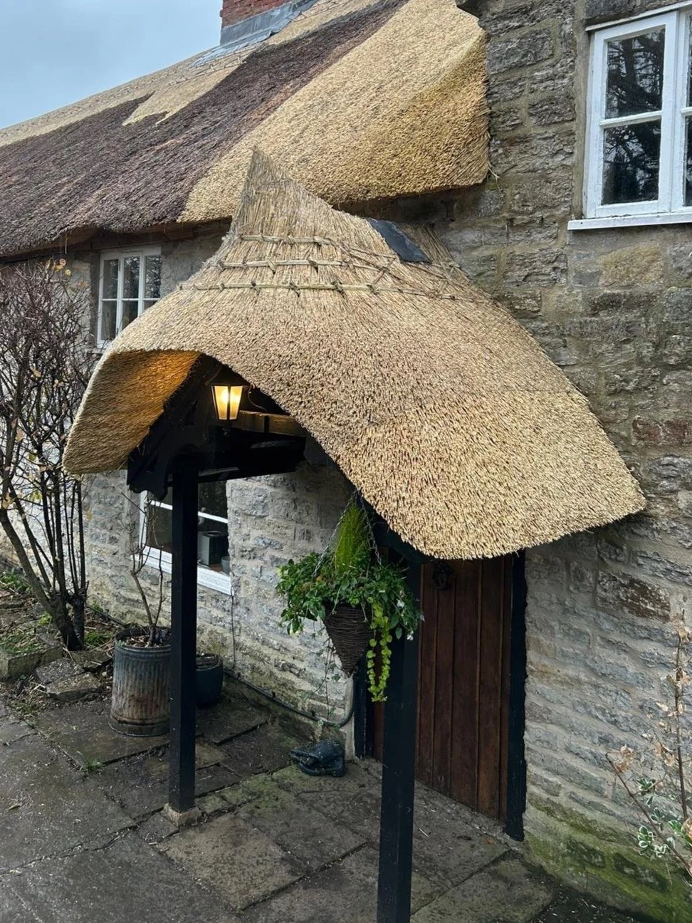 A thatched porch using wheat straw finished with a flush butt up ridge
