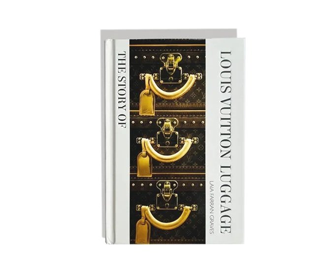 Una libreta con una portada que muestra varias maletas de Louis Vuitton en tonos oscuros con herrajes dorados, y el título 'The Story of Louis Vuitton' de Laia Farran Graves.