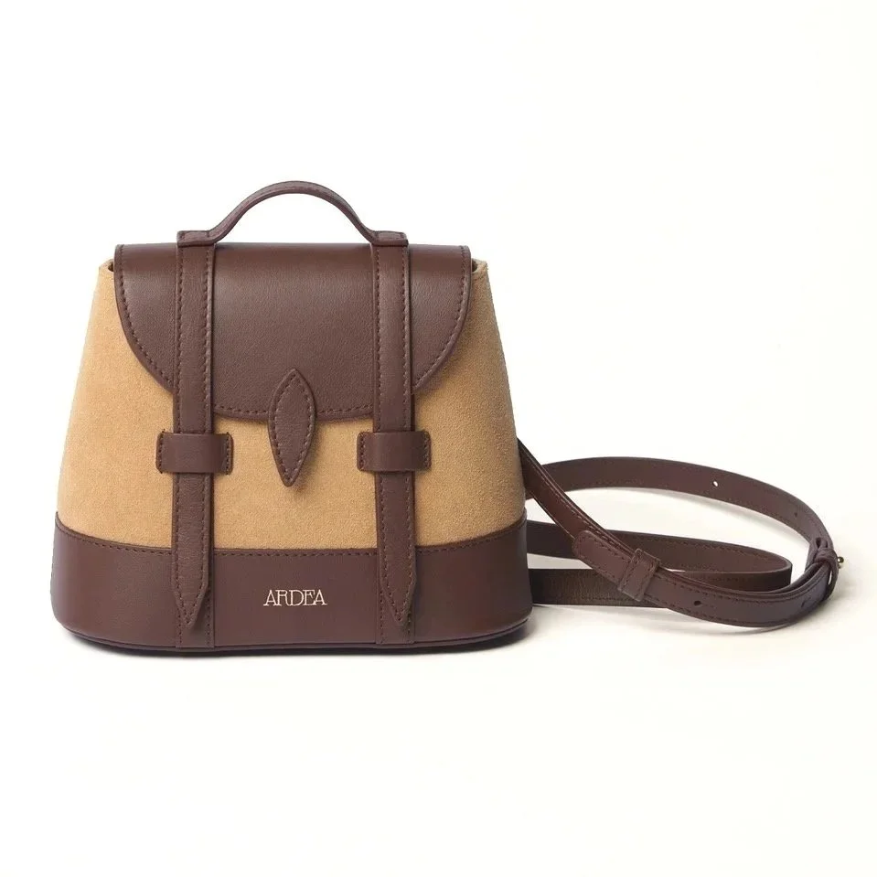 Bolso de tela con diseño geométrico en colores negro y beige.