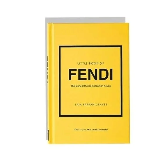 Libro amarillo titulado "Little Book of Fendi" con subtítulo "La historia de la casa de moda icónica" en inglés, escrito por Laia Farran Graves.