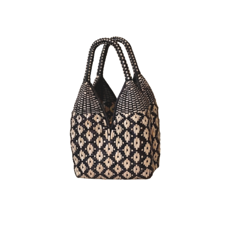 Bolso de tela con diseño geométrico en colores negro y beige, con asas dobles.