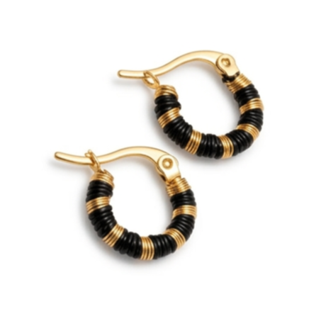 Aros de arete dorados con negro y dorado en el centro.