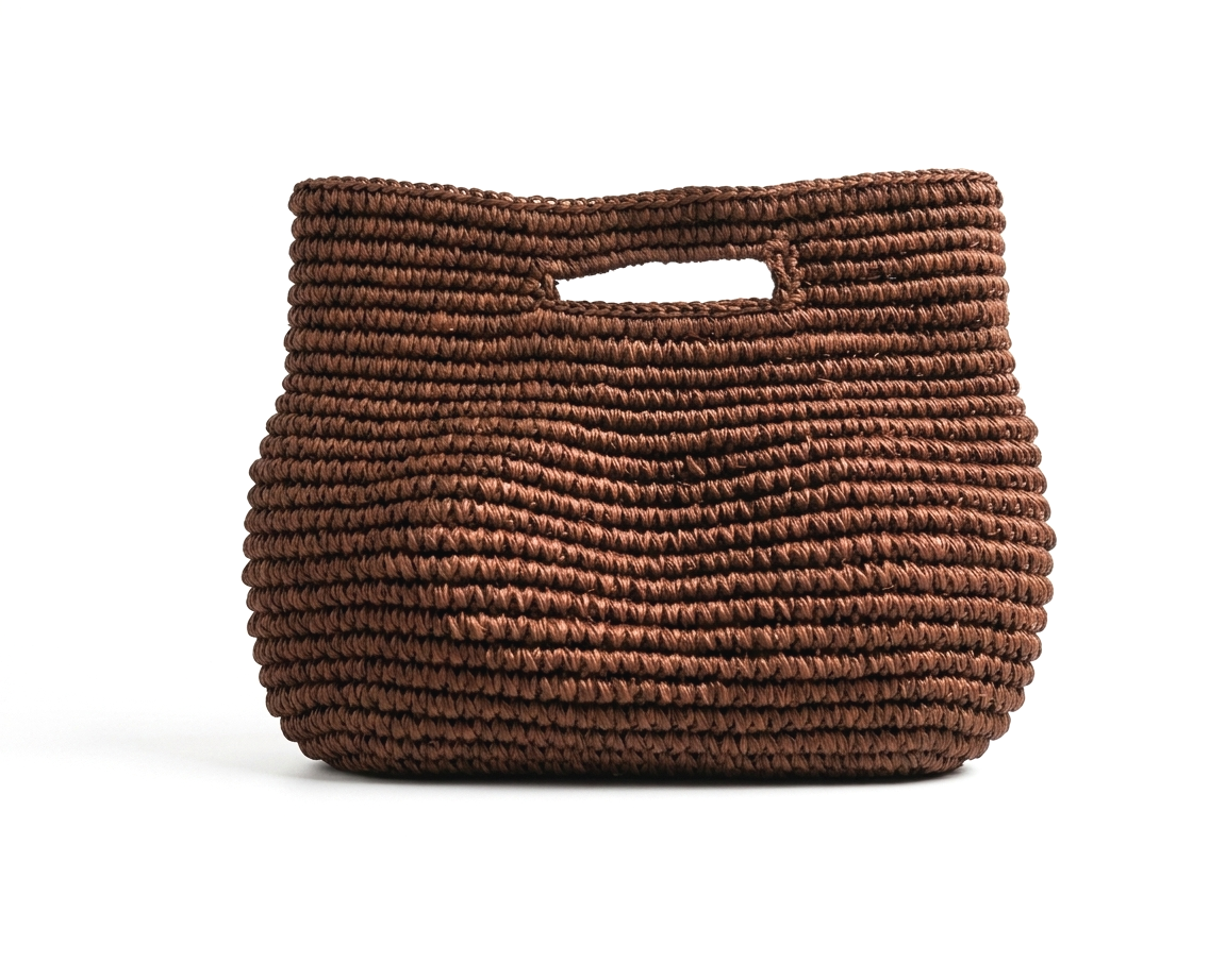 Bolsa de mano tejida de color marrón con diseño trenzado y asa recortada