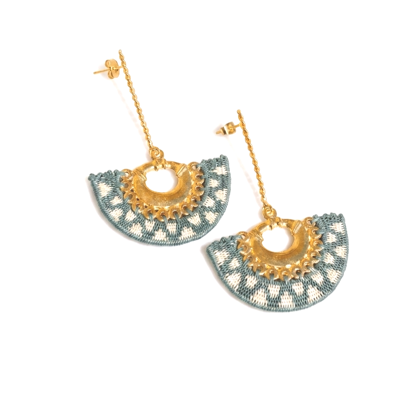 Aretes con diseño de tela azul con patrones blancos y detalles en dorado.