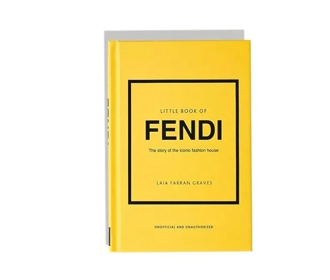 Libro amarillo titulado "Little Book of Fendi" con subtítulo "La historia de la casa de moda icónica" en inglés, escrito por Laia Farran Graves.