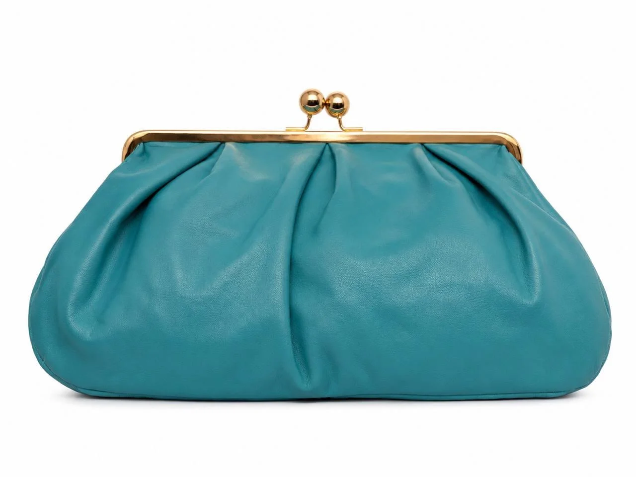 Bolso de mano azul con cierre metálico dorado y bola decorativa en la parte superior.