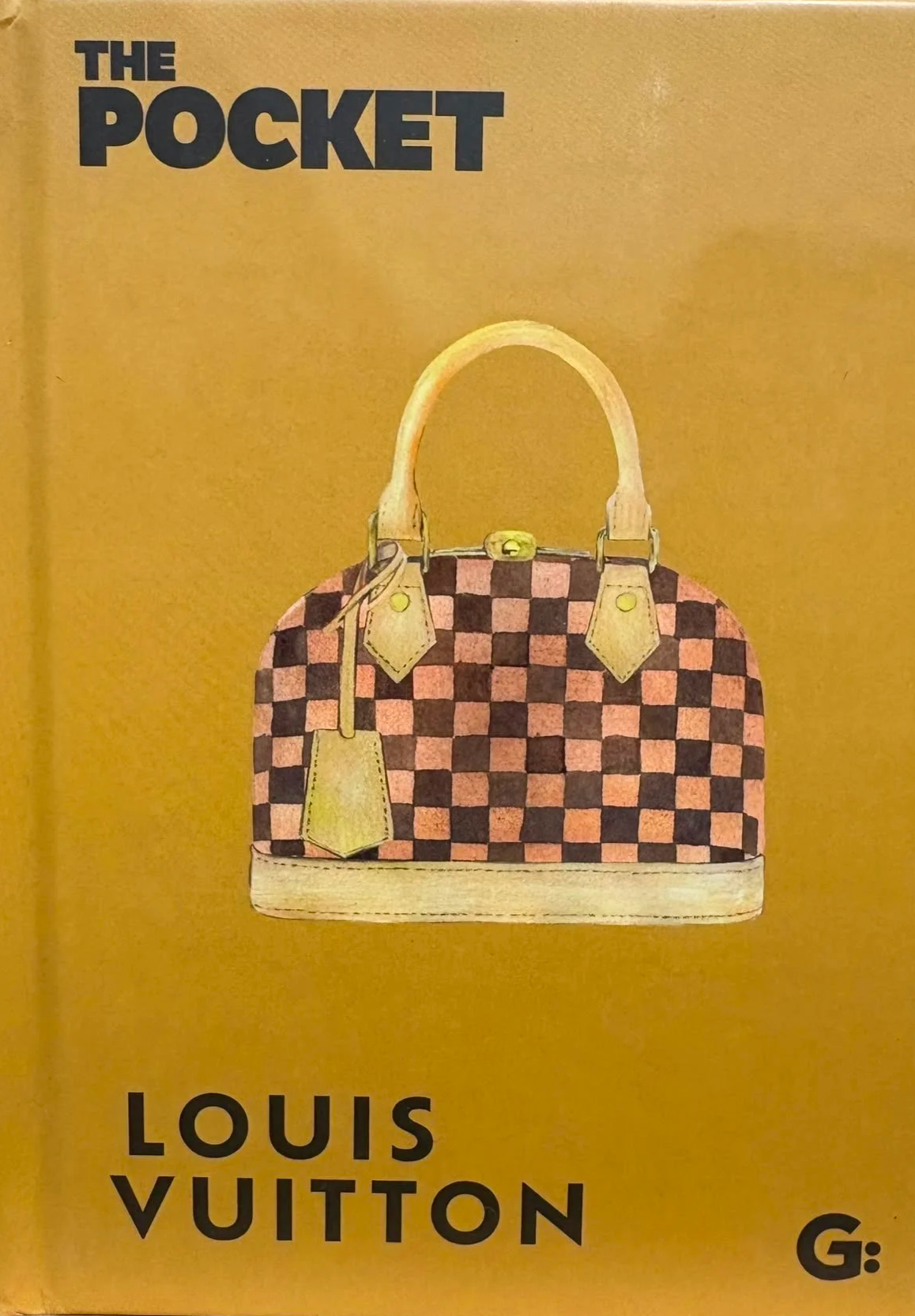 Folleto o caja de la marca Louis Vuitton que muestra un dibujo de un bolso con patrón de cuadros en tonos rosa y negro, con asas y etiquetas amarillas sobre fondo dorado.