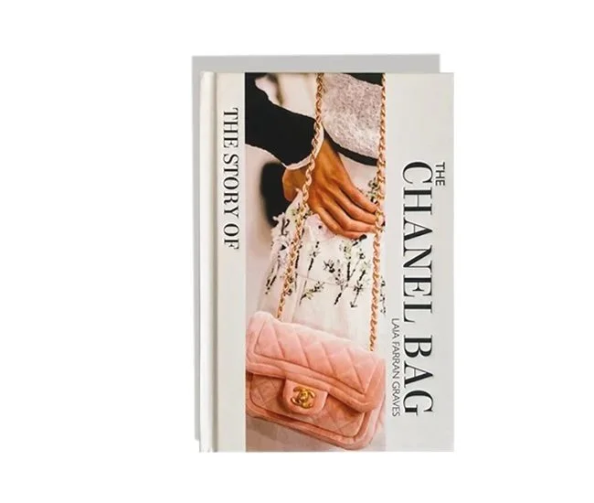 Portada de libro titulado "The Chanel Bag: The Story of Laia Araban Graves" con una imagen de una mujer sosteniendo un bolso rosa de Chanel con cadena dorada.