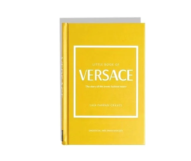 A book con portada amarilla titulado 'Little Book of Versace' y subtítulo en inglés, con el nombre de autor Laia Farran Graves.