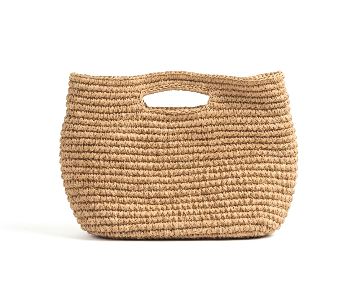 Bolsa de mimbre con asas cortas y diseño trenzado