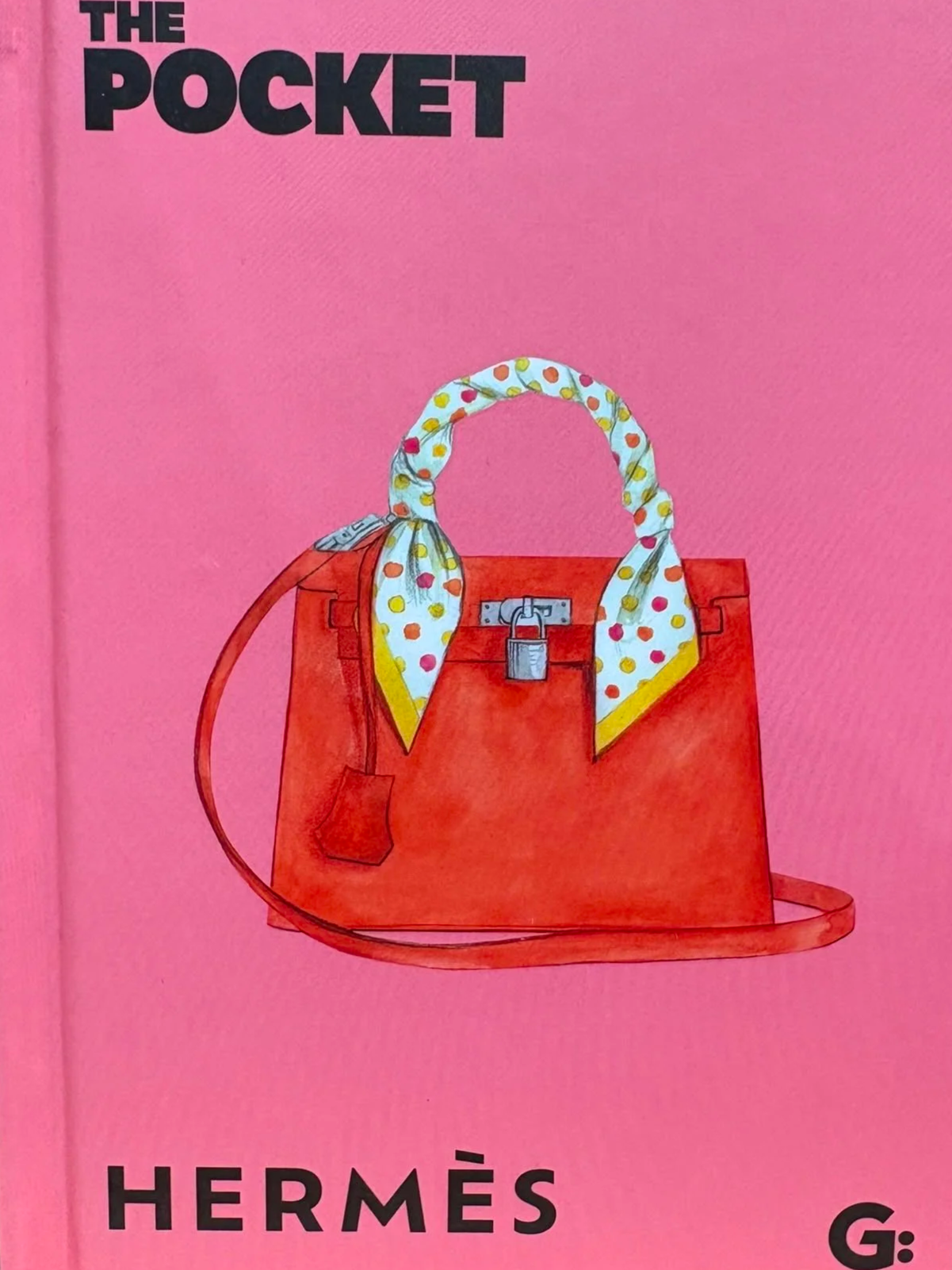 Ilustración de un bolso de color naranja con asas de bufanda blanca con puntos de colores y un candado, sobre un fondo rosa.