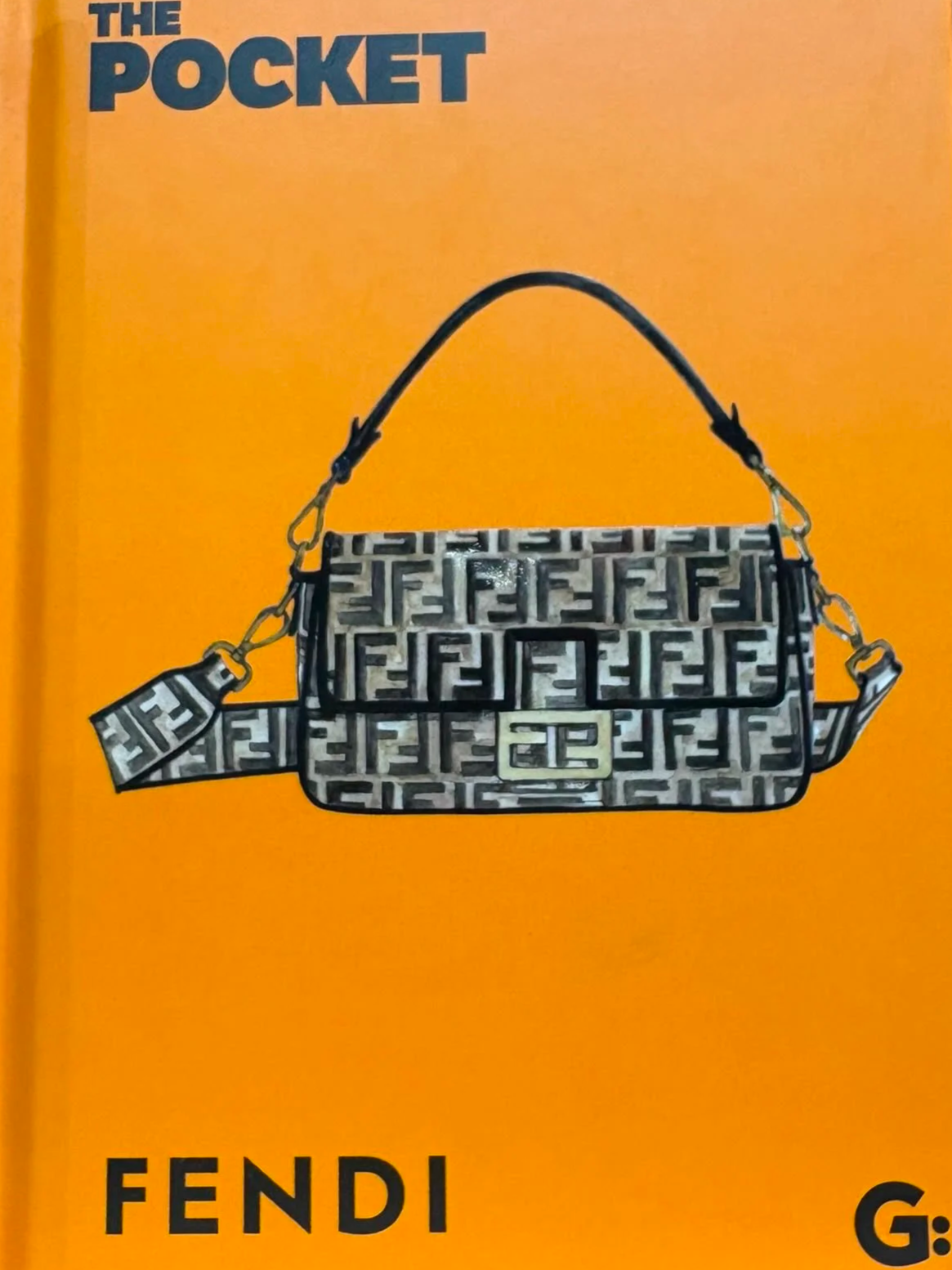 Portada de libro en color naranja con diseño de bolso con patrón de Fendi