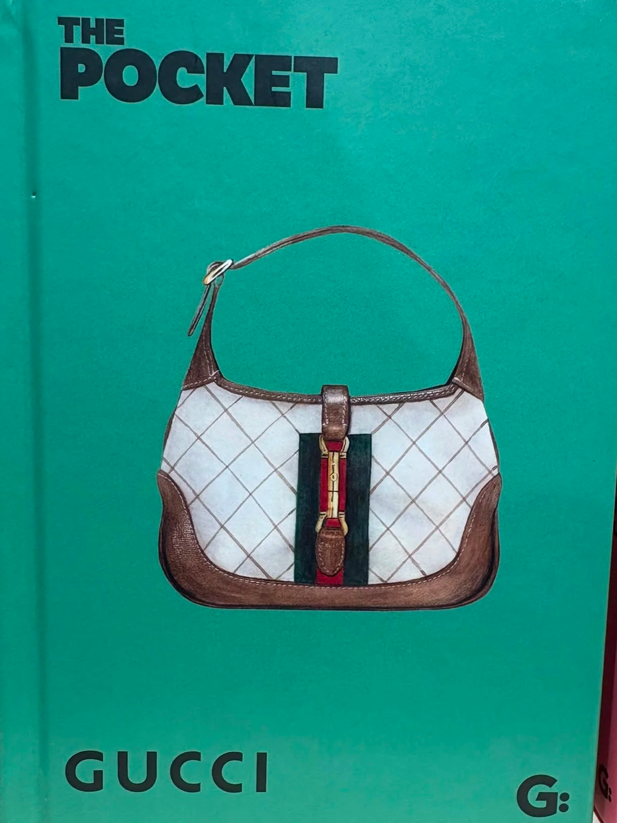 Portada de un libro titulado 'The Pocket Gucci' con una ilustración de un bolso de mano con diseño de cuadros y detalles en cuero.