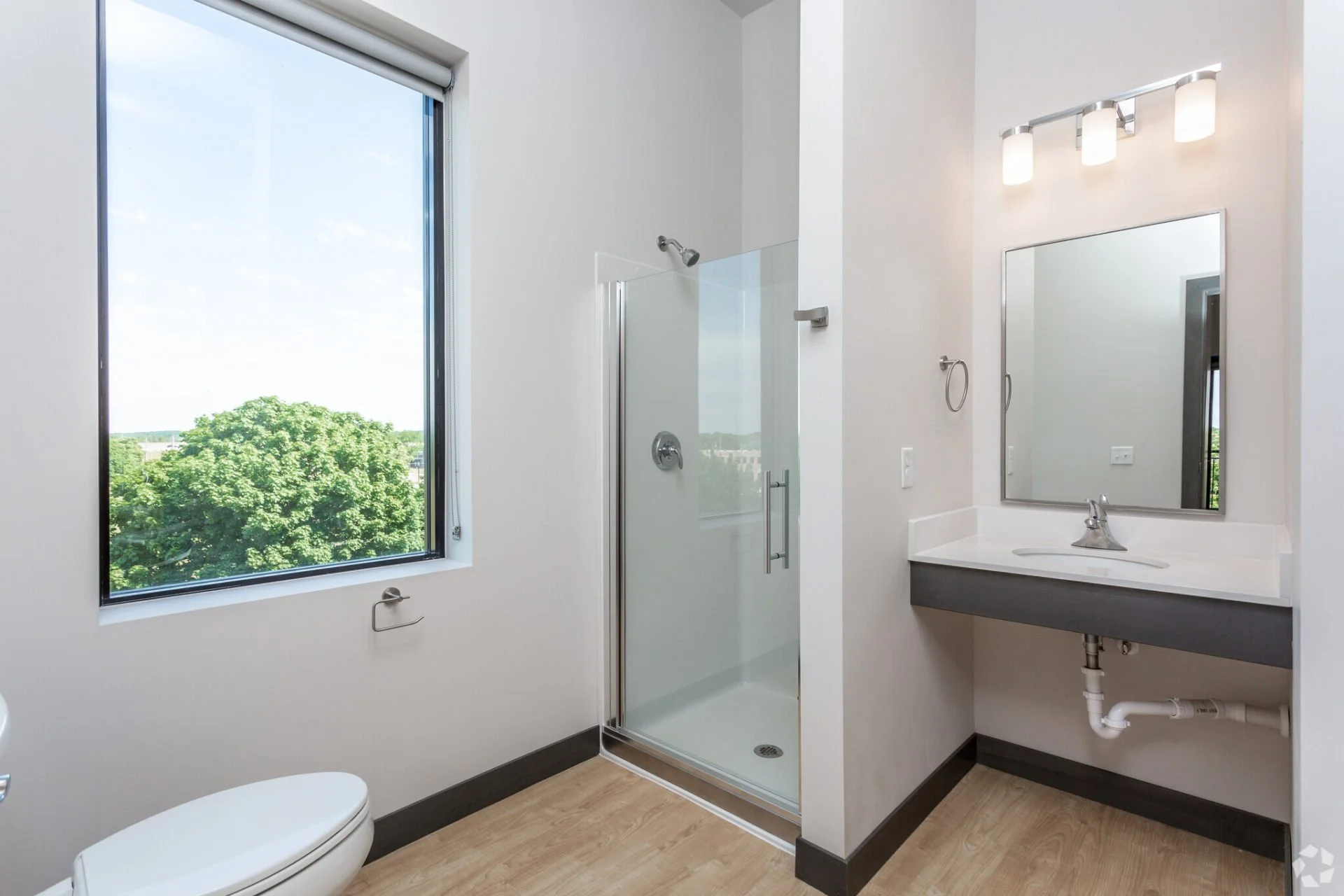 245-kingston-cedar-rapids-ia-corner-studio-bathroom-1920x1280.jpg