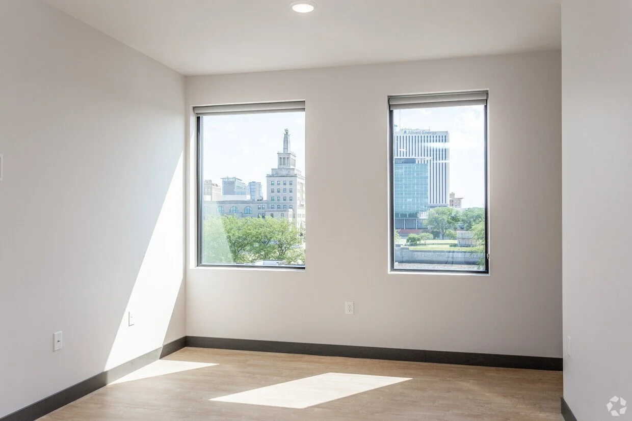 245-kingston-cedar-rapids-ia-1br-corner-suite-living-room.jpg