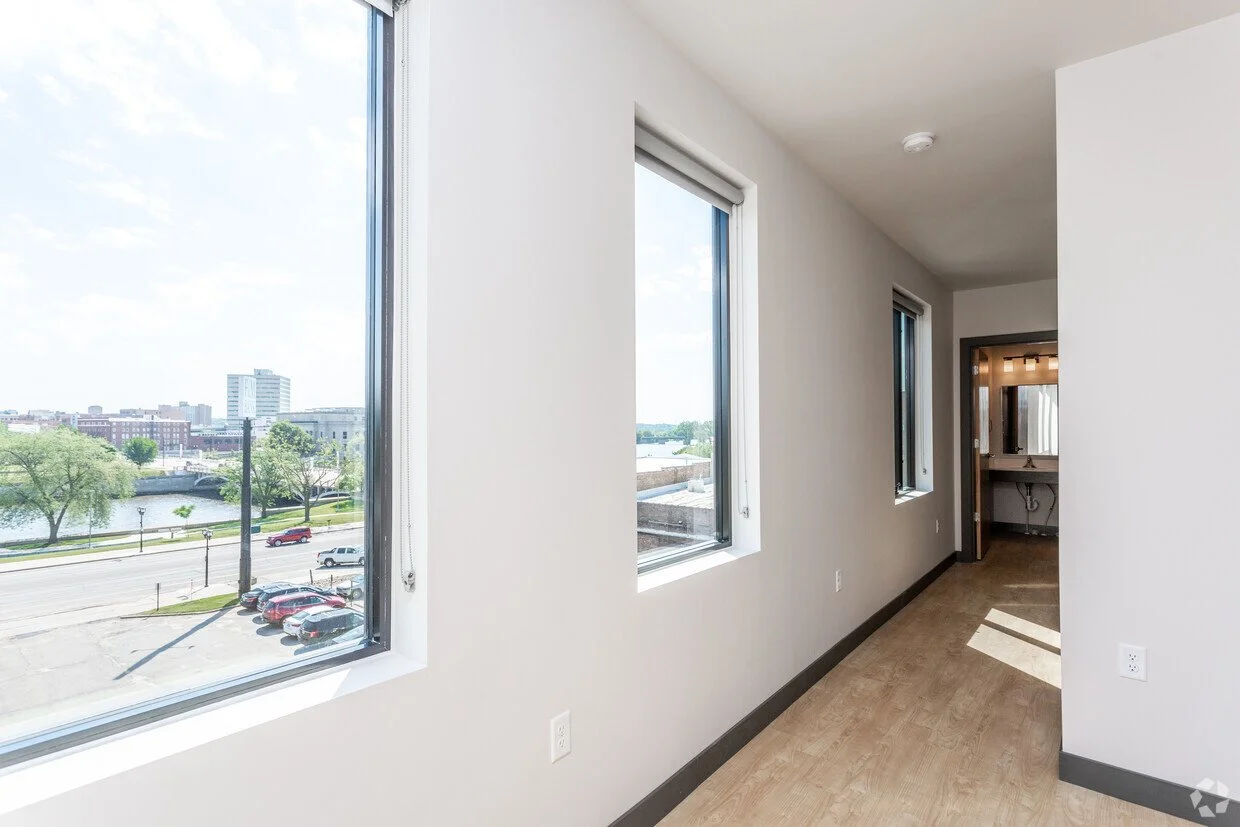 245-kingston-cedar-rapids-ia-1br-corner-suite-living-room-1.jpg
