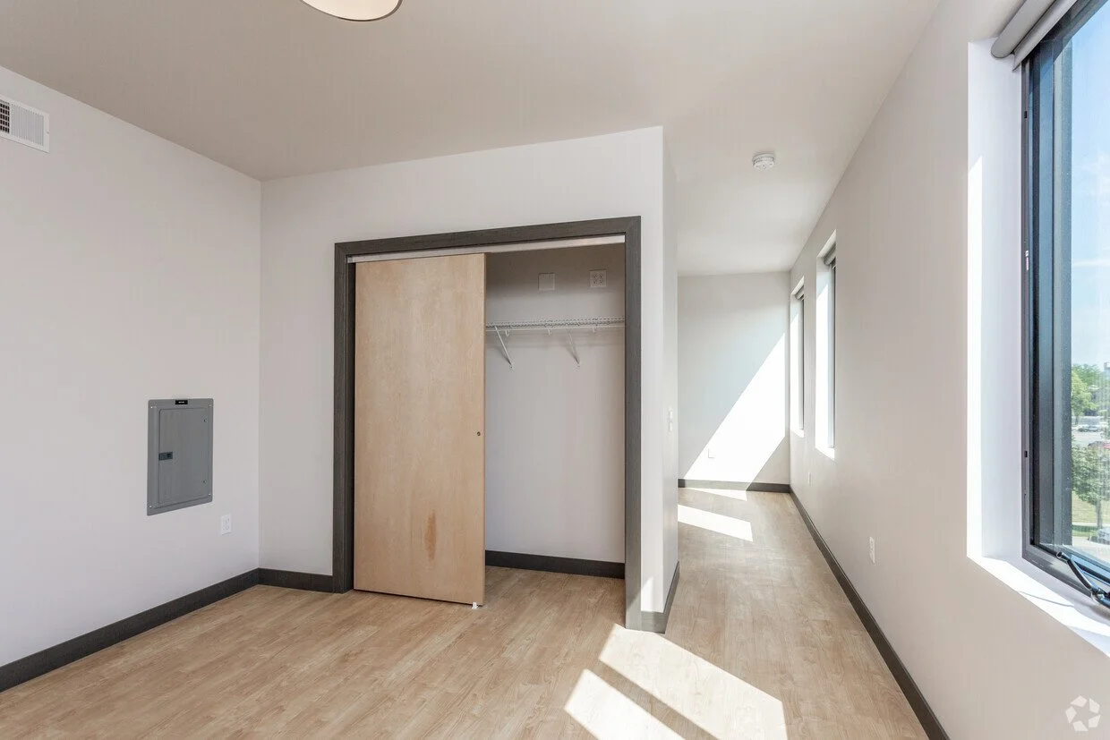 245-kingston-cedar-rapids-ia-1br-corner-suite-bedroom.jpg