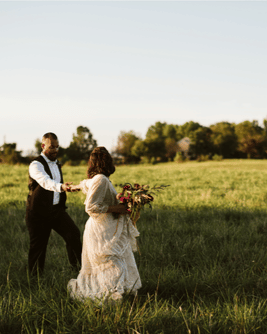 Wedding couple in a grassy field at Rocklands Farm Winery