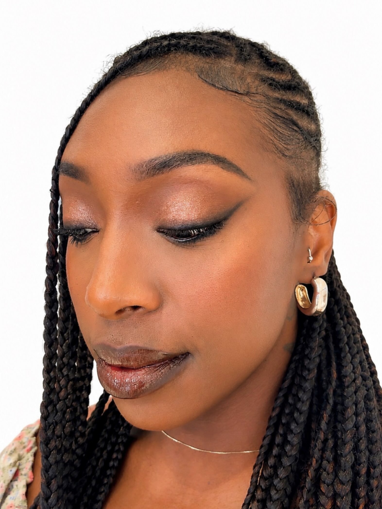Love a wing on a Wednesday ✨ Details:

Complexion:
@toofaced Bronzer stick
@narsissist blush in Org*sm Rush
@hourglasscosmetics Lightning III palette
@yslbeauty blush shade 12 Honey Moon

Eyes:
@bobbibrown glitter shadow stick (pink one)
@charlotteti