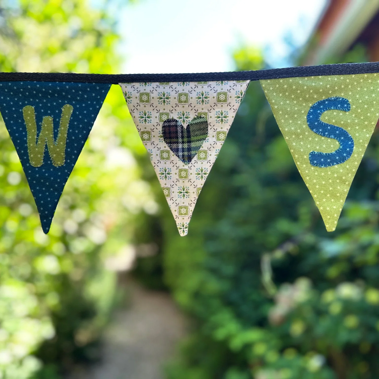 closeupbunting.jpg