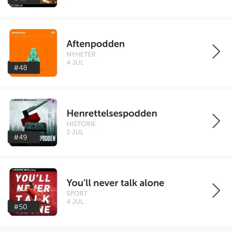 Skjermbilde av en podkast-appen med tre podkaster oppført: 'Aftenpodden' med et ikon av en hund på oransje bakgrunn, 'Henrettelsespodden' med et bilde av en øks som er drept i en blokk, og 'You'll never talk alone' med en rød bakgrunn og hvitt tekst.