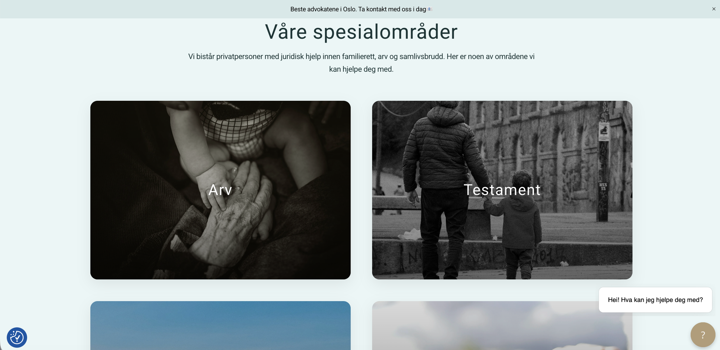 Siden viser to svarte og hvite bilder. Det første bildet viser en eldre person som holder en liten barnehånd, og teksten 'Arv' er over bildet. Det andre bildet viser en voksen og et lite barn som går hånd i hånd på en gate, og teksten 'Testament' er 