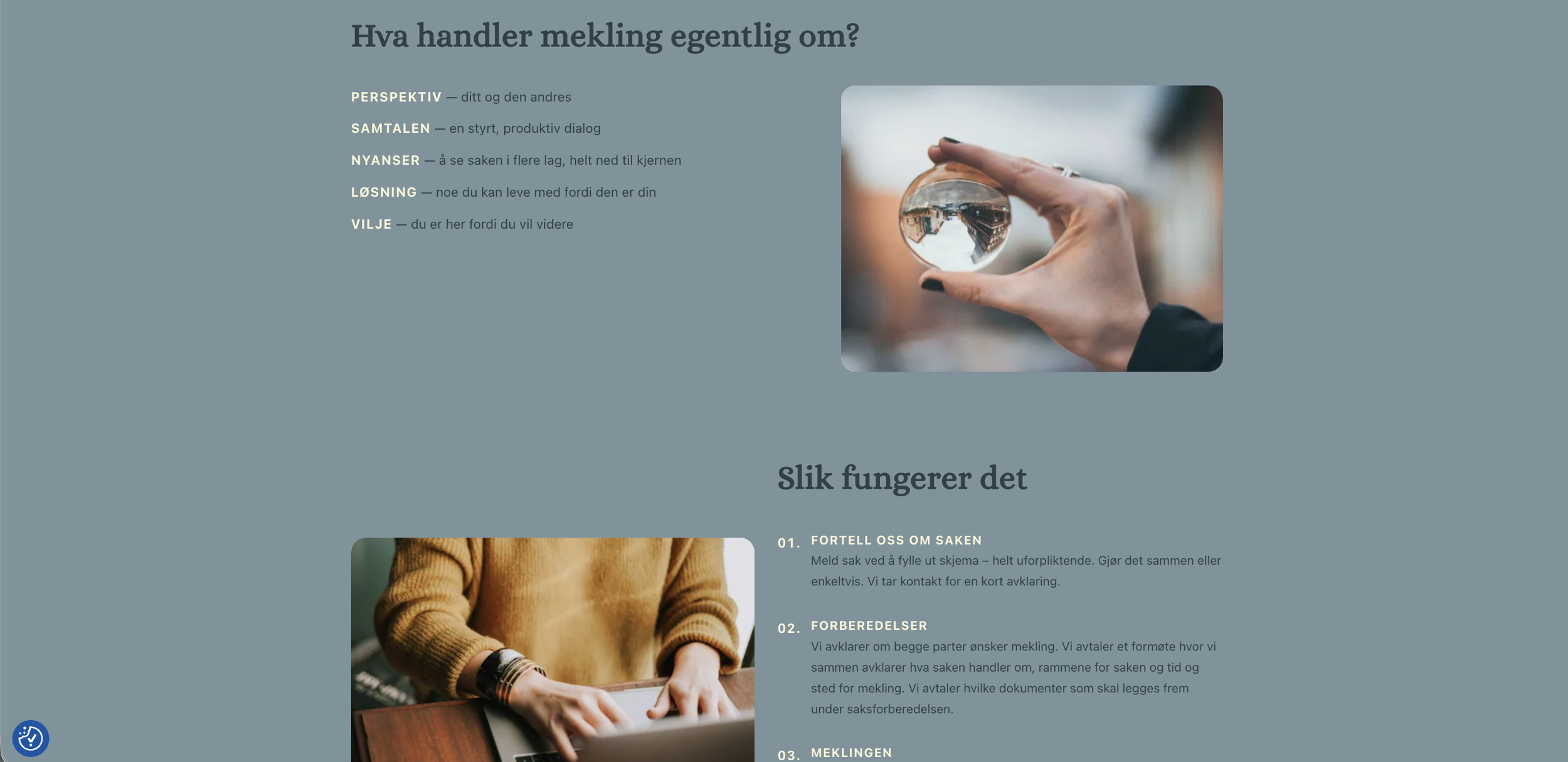 En person som holder en glasskule som reflekterer en byGate interiør med tekst om mekling, inkludert punktene Perspektiv, Samtalen, Nyanser, Løsning og Vilje.