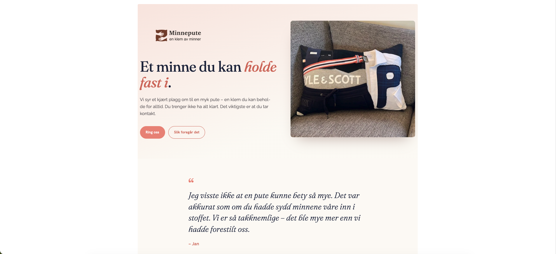 Webside med tekst om minne og en knapp for å ringe, bilde av pakket minnepute på sofa.