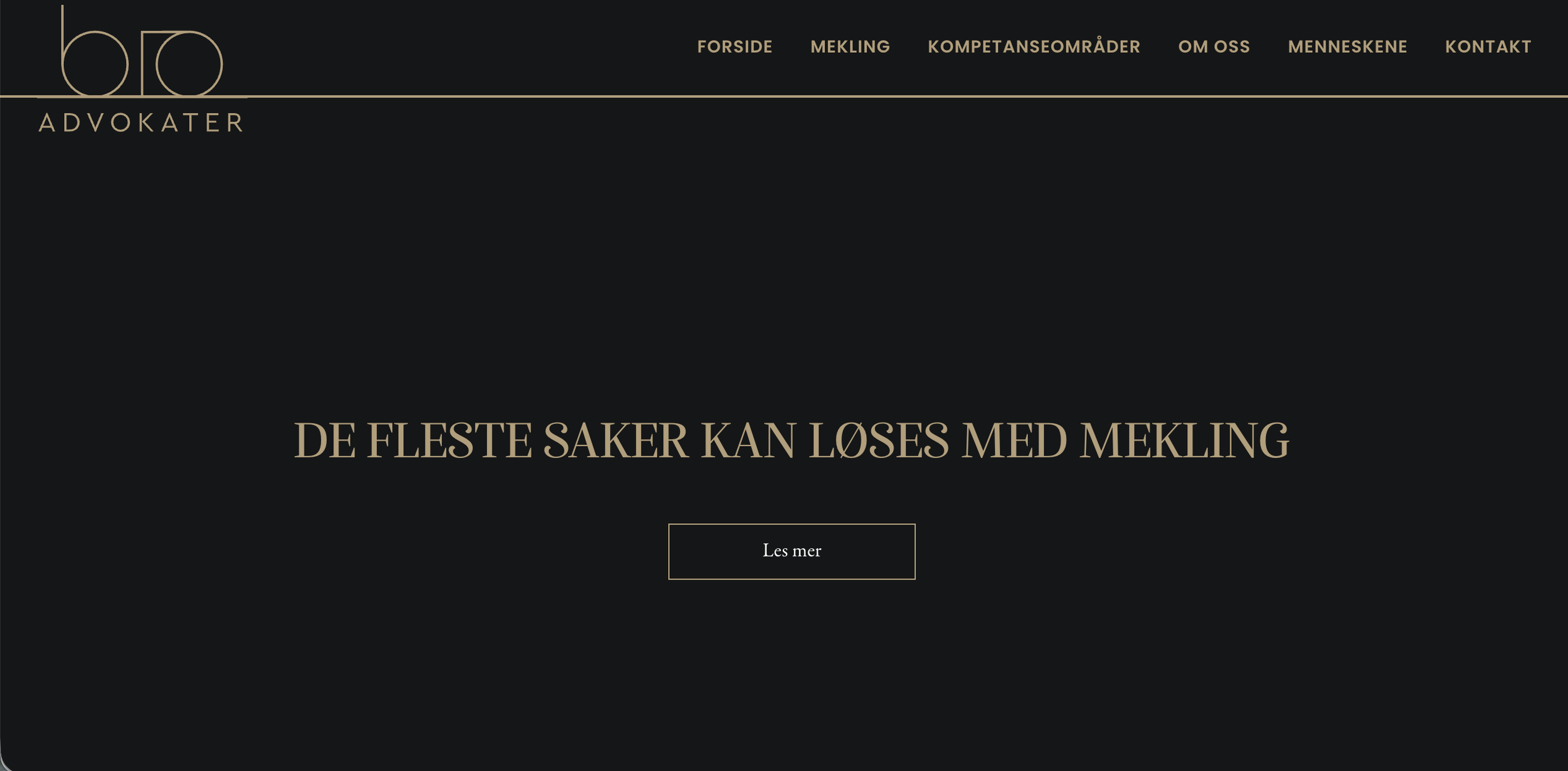 Nettside med en mørk bakgrunn og gulltekst som sier "De fleste saker kan løses med mekling". Bilderøren viser en nettside for advokater.