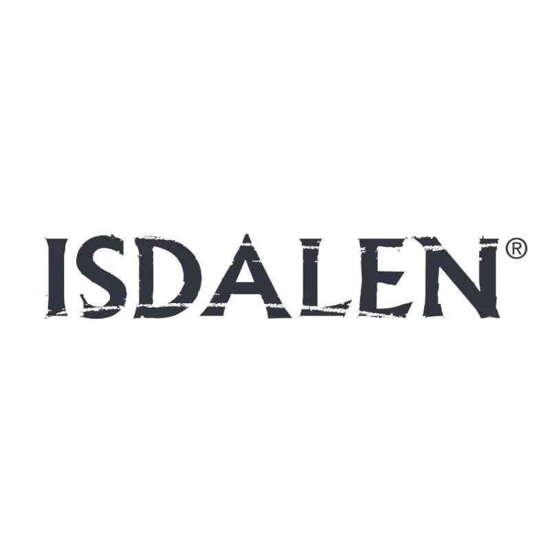 Tekstlogo som sier 'ISDALEN' i svart, skrevet med en skitten, forvrengt font på en hvit bakgrunn.