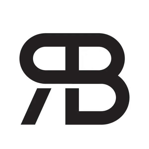 En svart logo på hvit bakgrunn med bokstavene B og 3.
