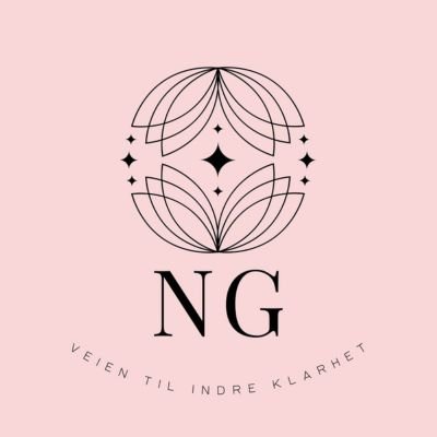 En minimalistisk logo med blomster- og stjerneformer over bokstavene NG, med teksten "VEIEN TIL INDER KLARHET" under, på rosa bakgrunn.